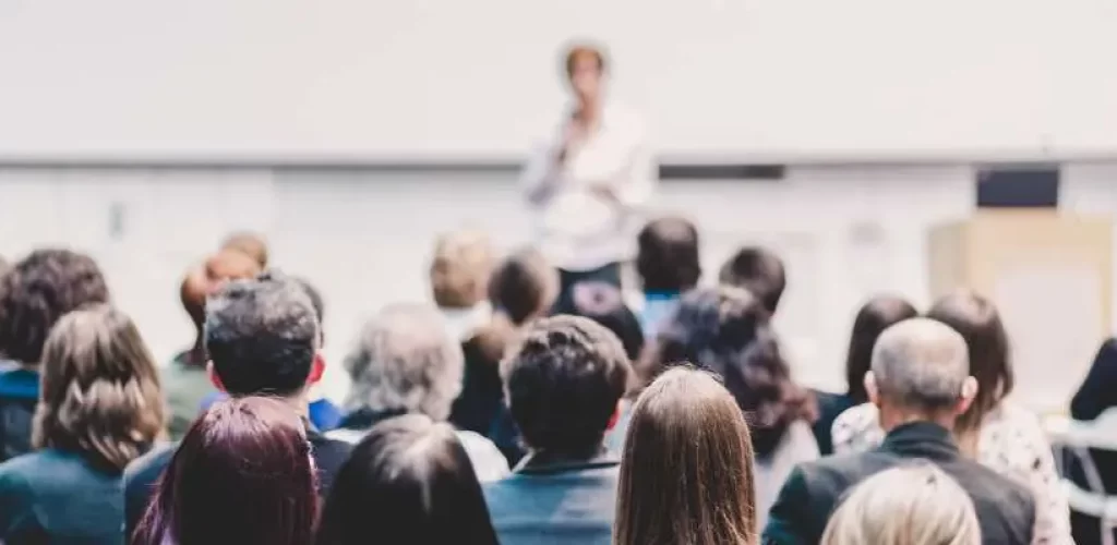 Mulher dando apresentação na conferência de negócios