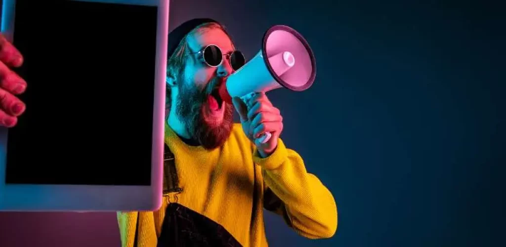 Homem com megafone fazendo propaganda